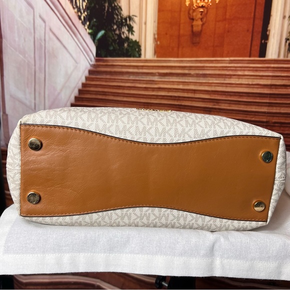 Michael Kors Signature Coated Canvas And Leather Raven Shoulder Bag, like new - Picture 11 of 17